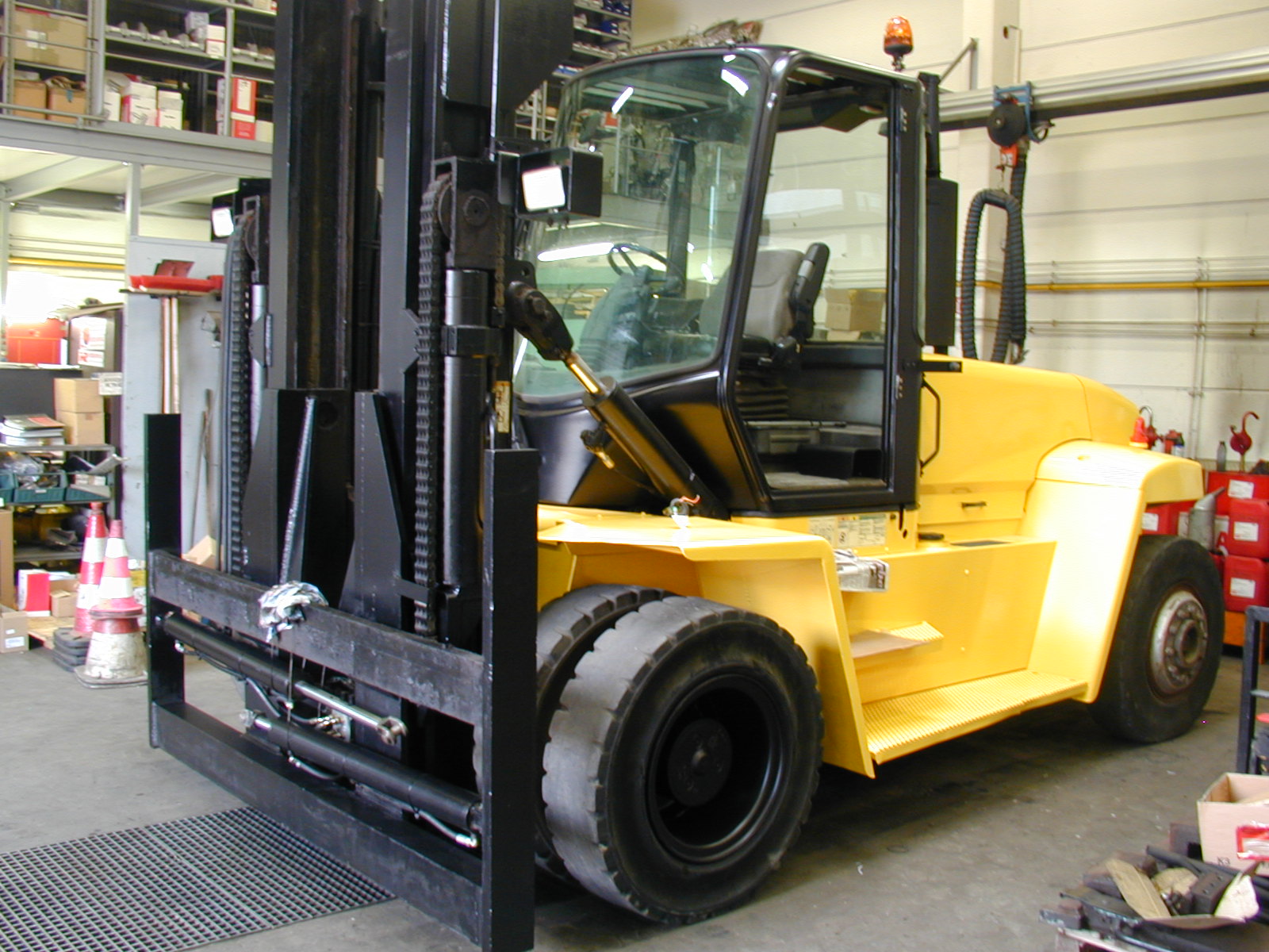 heavy forklift truck Schwerlaststapler carretilla pesada Hyster H16.00-6 year 2004 pic1 small.jpg